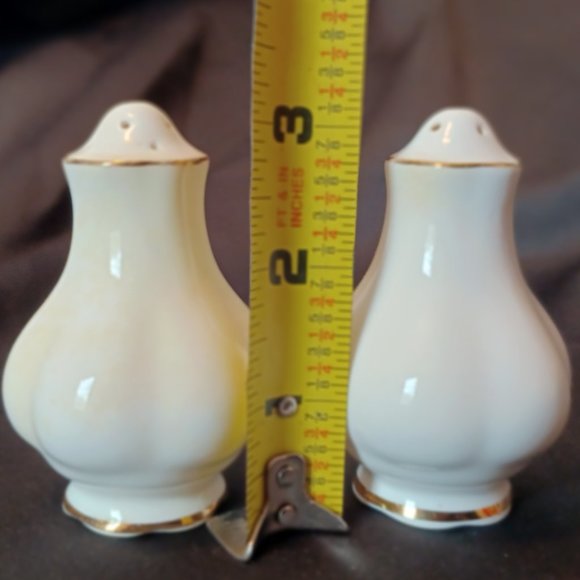 Vintage Royal Albert Val D'Or Salt and Pepper shakers. - Picture 3 of 10